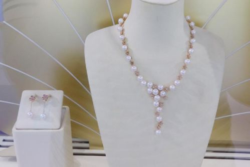 珠光閃耀 阮仕珍珠綻放首屆中國(guó)國(guó)際消費(fèi)品博覽會(huì)，引領(lǐng)珠寶首飾零售新風(fēng)尚